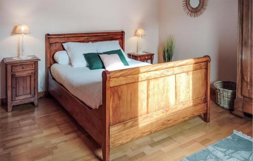 - une chambre avec un grand lit en bois et 2 tables de chevet dans l'établissement 2 Bedroom Amazing Home In Ploudalmézeau, à Ploudalmézeau