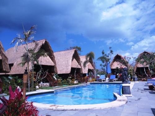 a resort with a swimming pool and a resort at Harta Lembongan Villas in Nusa Lembongan
