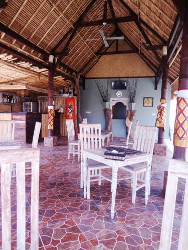 a dining room with a table and chairs in a building at Harta Lembongan Villas in Nusa Lembongan
