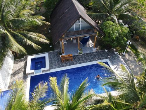 an overhead view of a swimming pool in front of a house at Sharick Beach House in Tubará