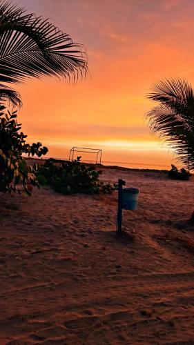 a basket on the beach with a soccer goal at Sharick Beach House in Tubará