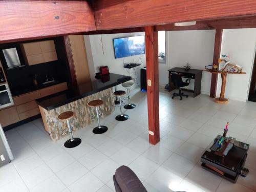 einen Blick über eine Küche mit einem Tisch und Stühlen in der Unterkunft Sharick Beach House in Carretal