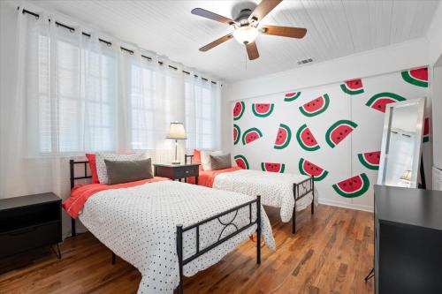Кровать или кровати в номере Summertime Home For 8, Fast Ev ChargerPets Fenced Yard
