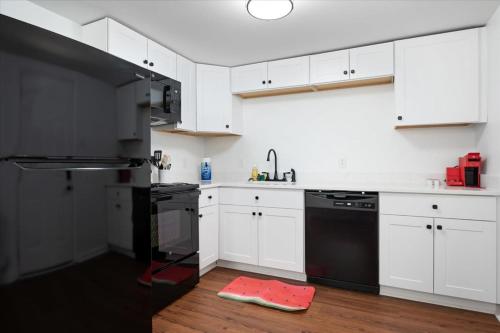 Кухня или мини-кухня в Summertime Home For 8, Fast Ev ChargerPets Fenced Yard
