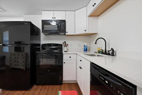 Кухня или мини-кухня в Summertime Home For 8, Fast Ev ChargerPets Fenced Yard
