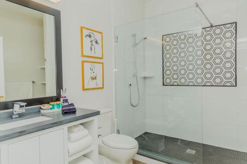 威爾明頓的住宿－The Hive 102 King W- Balcony Pet Friendly，带淋浴和卫生间的白色浴室
