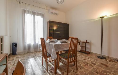 a dining room with a table and chairs at 1 Bedroom Lovely Apartment In Chiaramonte Gulfi in Chiaramonte Gulfi