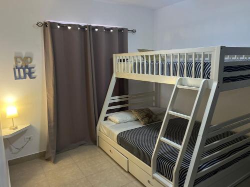 Postel nebo postele na pokoji v ubytování Beach-Style Pool Villa Paradise