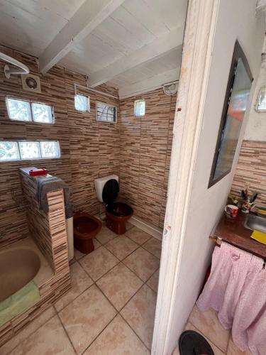 un piccolo bagno con servizi igienici e lavandino di El remanso a Mar del Plata