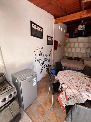 Il comprend une cuisine équipée d'une table et d'un petit réfrigérateur. dans l'établissement El remanso, à Mar del Plata