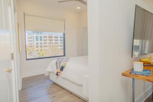 1 dormitorio con cama y ventana grande en The Hive 201 King Suite en Wilmington