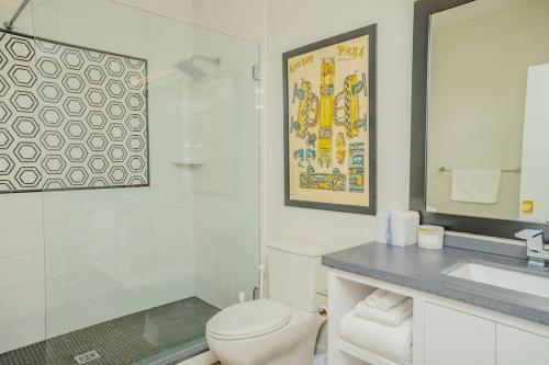 y baño con aseo, ducha y lavamanos. en The Hive 201 King Suite en Wilmington