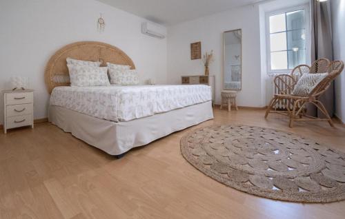 ein Schlafzimmer mit einem großen weißen Bett und einem Teppich in der Unterkunft Beautiful Home In Les Mes With Outdoor Swimming Pool in Les Mées