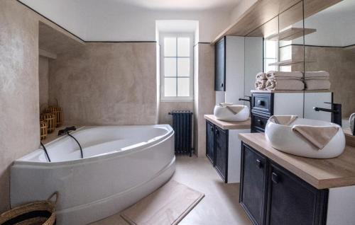 uma casa de banho com uma banheira grande e 2 lavatórios em Beautiful Home In Les Mes With Outdoor Swimming Pool em Les Mées