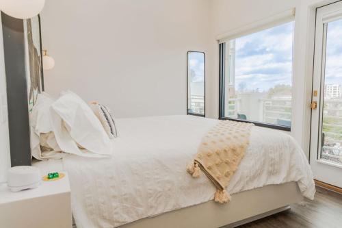 een slaapkamer met een groot bed en een groot raam bij The Hive 202 King W- Balcony in Wilmington