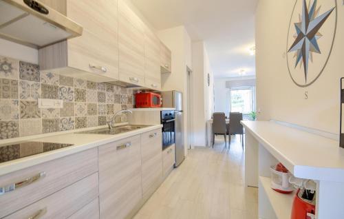 Kuchyňa alebo kuchynka v ubytovaní 1 Bedroom Stunning Apartment In Recco