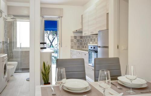 Η κουζίνα ή μικρή κουζίνα στο 1 Bedroom Stunning Apartment In Recco