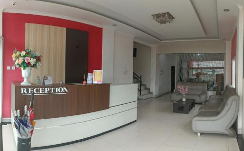 uma área de recepção de um hospital com uma recepção em KHARIZ HOTEL em Bukittinggi