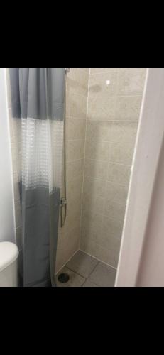 eine Dusche mit Glastür im Bad in der Unterkunft Habitación con baño privado in Machalí
