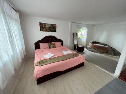 a bedroom with a pink bed in a room at Rasta view Bangalows in Ko Chang