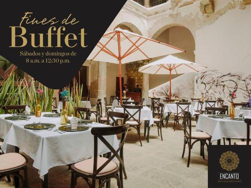 El Encanto في بوبلا: مطعم به طاولات وكراسي ومظلات