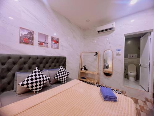 sypialnia z dużym łóżkiem i lustrem w obiekcie MIS HOSTEL Cần Thơ w mieście Cần Thơ