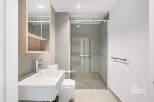 Ένα μπάνιο στο 2 Bedroom Apartment in Southbanks Stature Building