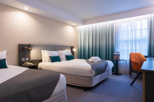 una camera d'albergo con due letti e una finestra di Holiday Inn Doncaster A1- M Jct 36, an IHG Hotel a Doncaster
