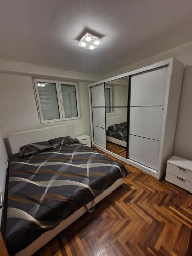 una camera con un letto e un grande armadio di Dunja ambient a Kraljevo