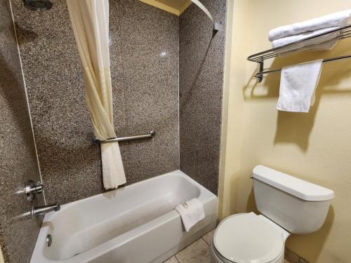 Ένα μπάνιο στο Days Inn & Suites by Wyndham Sam Houston Tollway