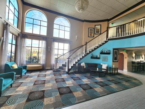 Χώρος καθιστικού στο Days Inn & Suites by Wyndham Sam Houston Tollway