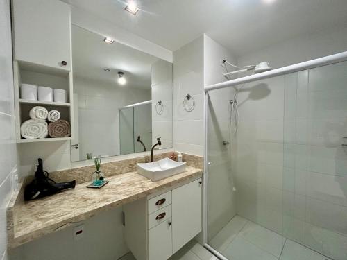 a white bathroom with a sink and a shower at Lindo Studio na Av Kennedy SCS in São Caetano do Sul