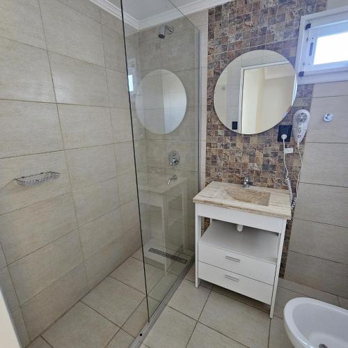 Ένα μπάνιο στο Brescia Apart Hotel