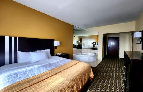 Ένα ή περισσότερα κρεβάτια σε δωμάτιο στο Days Inn & Suites by Wyndham Sam Houston Tollway