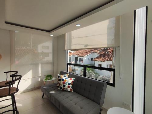 a living room with a couch and a window at Apartamento 202 in Guatavita