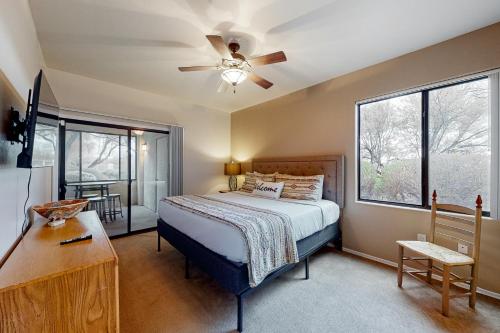 ein Schlafzimmer mit einem Bett und einem Deckenventilator in der Unterkunft Villas at Hacienda del Sol #11101 in Tucson