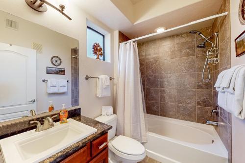 ein Badezimmer mit Badewanne, Toilette und Waschbecken in der Unterkunft Villas at Hacienda del Sol #11101 in Tucson