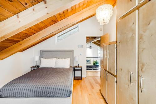 Schlafzimmer mit einem Bett und Holzdecken in der Unterkunft Cozy Retreat in Girdwood
