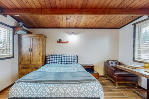 Postel nebo postele na pokoji v ubytování Blake's Skagit Resort, Cabin 5