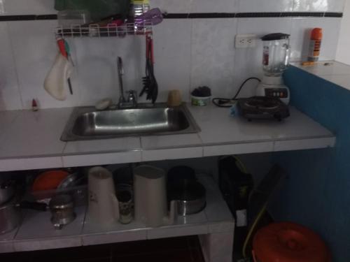 una encimera de cocina con fregadero en una cocina en Manantial amazónico, en Mocoa