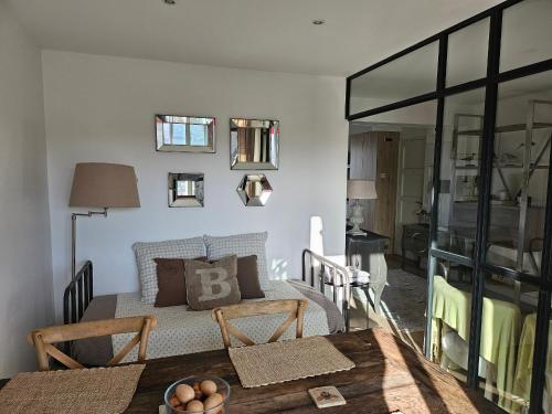 un salon avec un lit et une table dans l'établissement ARCACHON - T2 Coquet et Lumineux avec Parking Privaté, Proche Plage et Commerces - FR-1-319-78, à Arcachon