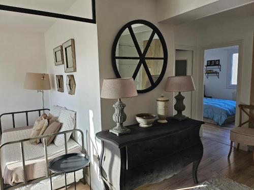 - une chambre avec un lit et une table avec deux lampes dans l'établissement ARCACHON - T2 Coquet et Lumineux avec Parking Privaté, Proche Plage et Commerces - FR-1-319-78, à Arcachon