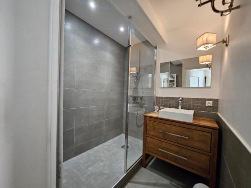 une salle de bain avec douche et lavabo dans l'établissement ARCACHON - T2 Coquet et Lumineux avec Parking Privaté, Proche Plage et Commerces - FR-1-319-78, à Arcachon