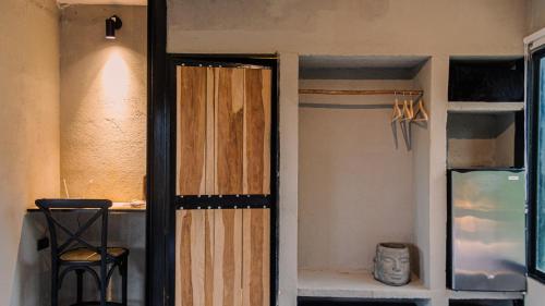 eine Tür in einem Zimmer mit Etagenbett in der Unterkunft Casa Xue Tayrona - Alma Hotels in Los Naranjos