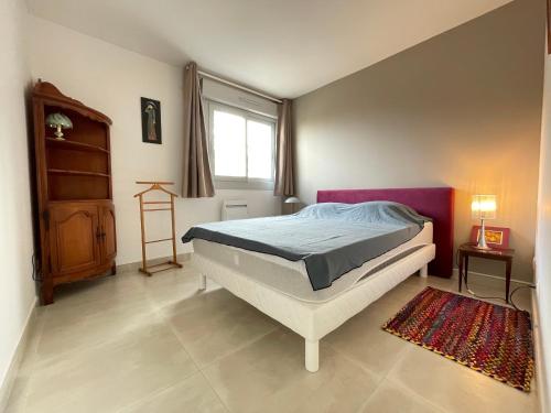 - une chambre avec un lit, une fenêtre et un tapis dans l'établissement Appartement 2 étoiles à Sète : 3 pièces près de la plage avec parking et équipements modernes - FR-1-338-511, à Sète