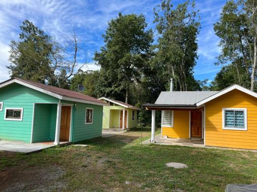 a row of colorful houses in a yard at cabaña valdivia 2 in Valdivia