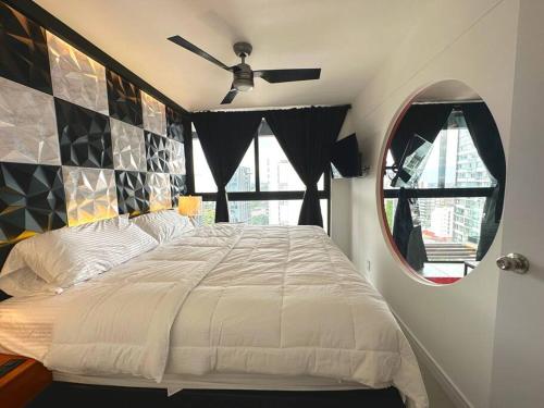 Un pat sau paturi într-o cameră la Status Sky: lujo en el piso 21