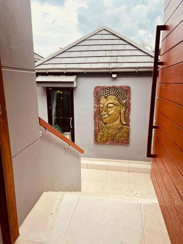a painting of a head on the side of a house at Villa Tropical Cocoon in Mae Nam