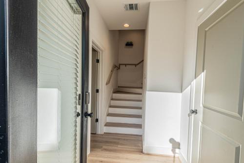 Φωτογραφία από το άλμπουμ του Luxury Charming 3BR 3Bath Free Wi-FI 8 Guests, Gated Home, Houston Downtown στο Χιούστον