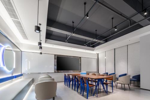 a conference room with a table and chairs at Atour Light Hotel Zhoushan Dinghai South Renmin Road in Zhoushan